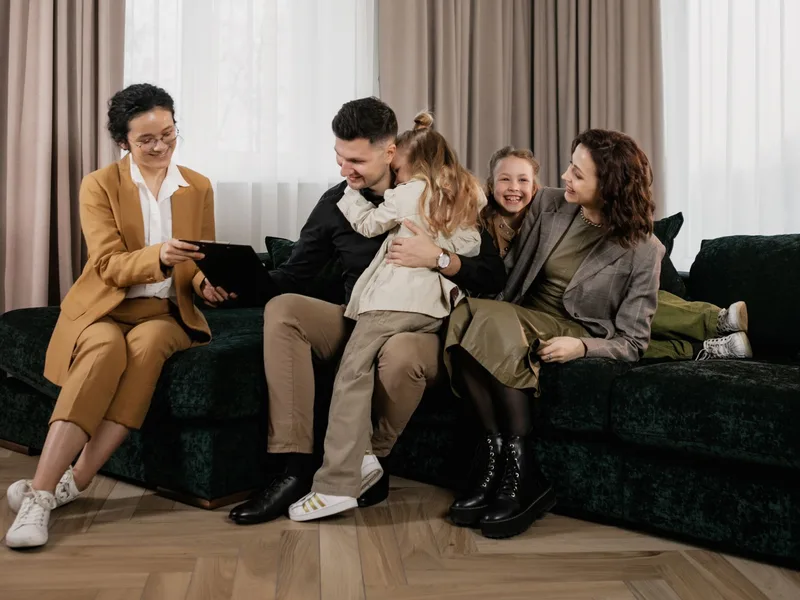 Eine Beraterin nimmt sich Zeit für das Gespräch mit einer Familie.