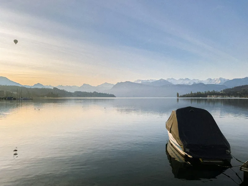 Ruhiger Morgen am Vierwaldstättersee in Luzern.